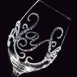 白ワイングラス　ティアラ＆イニシャル　筆記体　デコグラス 1枚目の画像