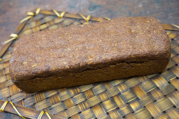 オーガニックライ麦100％・約12時間蒸し焼きにして作るドイツパン・プンパニッケル 2枚目の画像