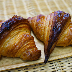 低水分バターの旨さと18層のザックとした食感のマリアージュ！低水分バターのクロワッサン（2個セット） 1枚目の画像