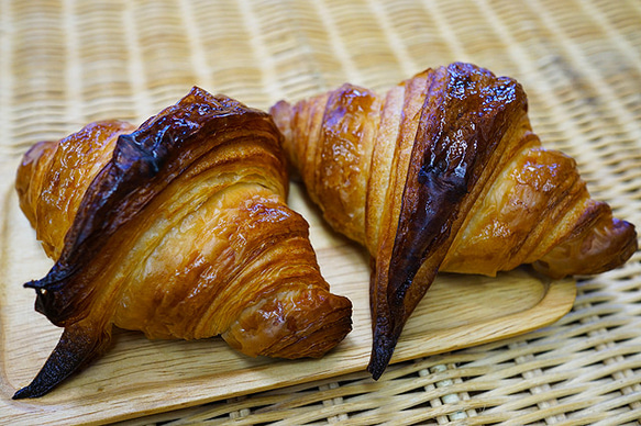 低水分バターの旨さと18層のザックとした食感のマリアージュ！低水分バターのクロワッサン（2個セット） 1枚目の画像