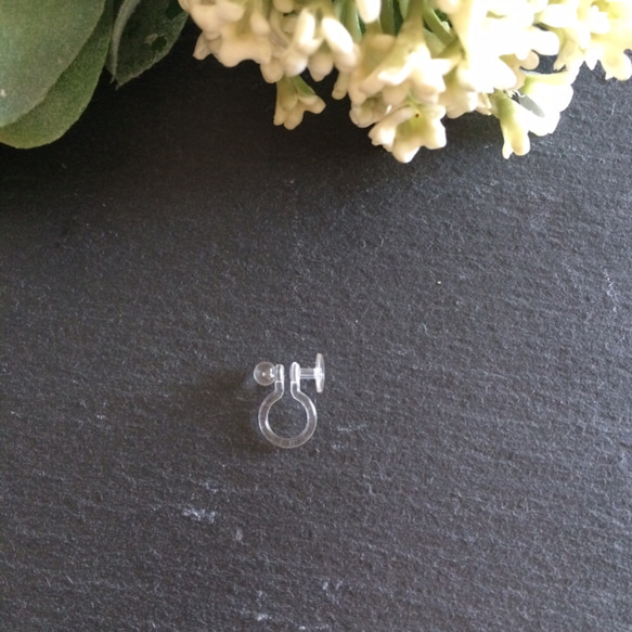 Bグレーの大きなお花のイヤリング(樹脂) 3枚目の画像