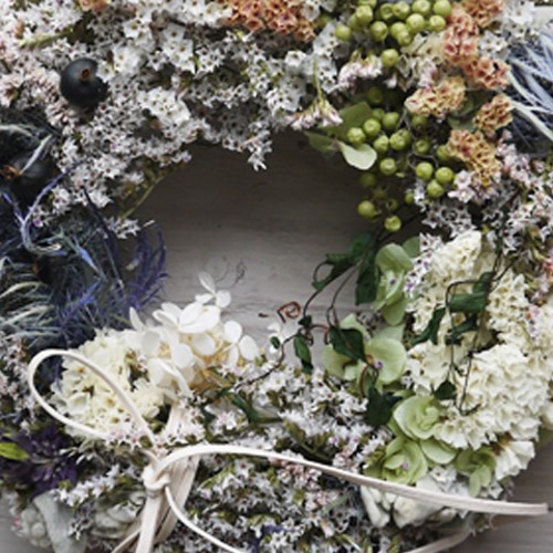 白いナチュラルドライフラワー＆プリザーブドフラワーのリース