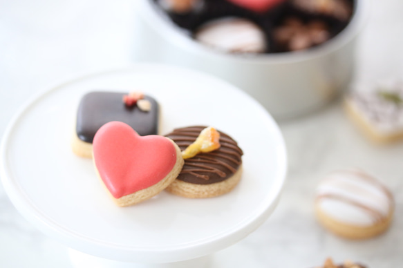 季節限定<本物みたいなショコラのクッキー缶> Valentine's icing cookie) 1枚目の画像