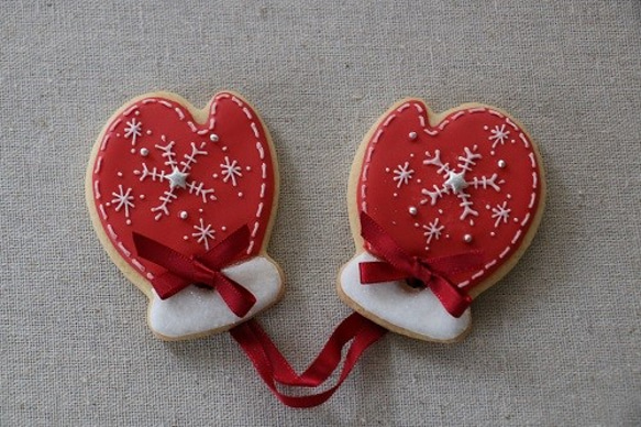 ミトン手袋のアイシングクッキー赤（a pair of mittens icingcookie) 2枚目の画像