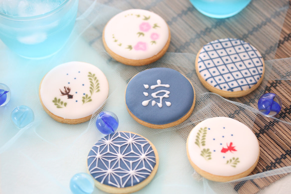 <金魚と藍色和柄のアイシングクッキー（Japanese pattern icing cookie)＞ 1枚目の画像