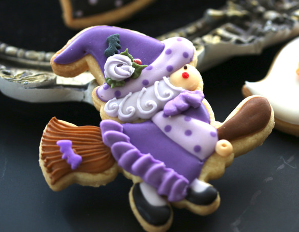 ＜ハロウィンのアイシングクッキー・空飛ぶ魔女＞Halloween icingcookies 1枚目の画像