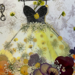 ロココ調のシックなドレスの押し花アート　押し花額 4枚目の画像