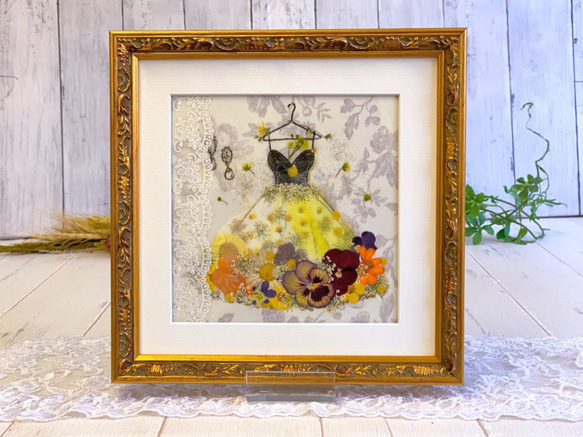 ロココ調のシックなドレスの押し花アート　押し花額 6枚目の画像