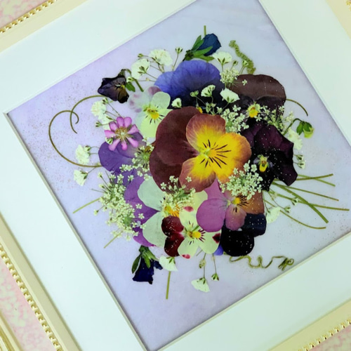 母の日」ギフトにぴったり！春色ビオラと甘いピンクな押し花アート額