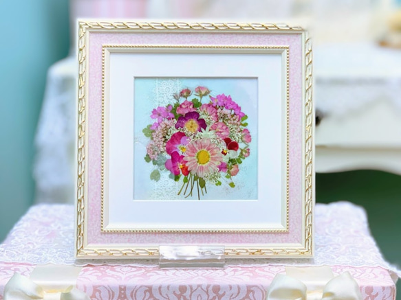 淡い虹色台紙のピンクの花束　押し花アート額 3枚目の画像