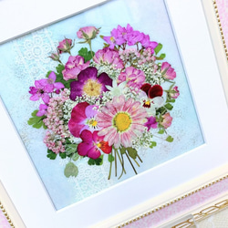 淡い虹色台紙のピンクの花束　押し花アート額 4枚目の画像