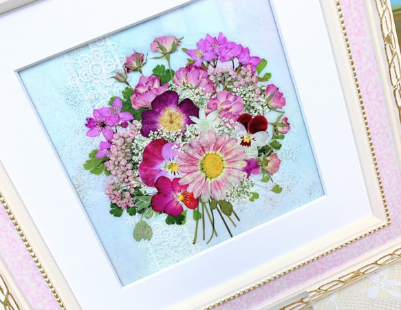 淡い虹色台紙のピンクの花束　押し花アート額 4枚目の画像