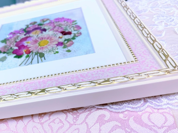 淡い虹色台紙のピンクの花束　押し花アート額 6枚目の画像