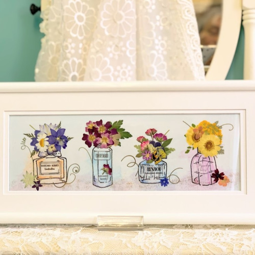 香水瓶がおしゃれに並んだ押し花アート額 その他アート 神戸六甲 優花