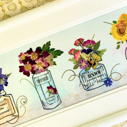 香水瓶がおしゃれに並んだ押し花アート額 その他アート 神戸六甲 優花