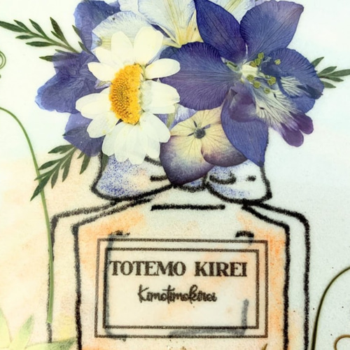 香水瓶がおしゃれに並んだ押し花アート額 その他アート 神戸六甲 優花