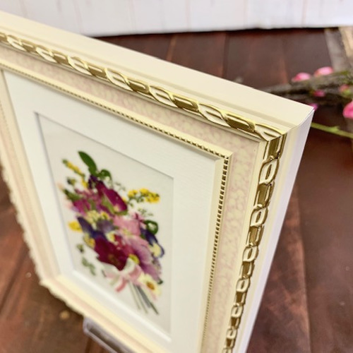 ありがとうの気持ちを込めて花束を。「押し花アートフレーム額