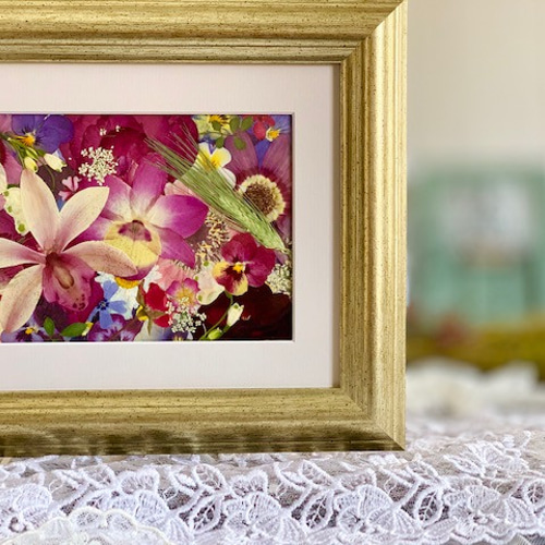 まるで絵みたい！ですが、本物の押し花がぎっしり入っている