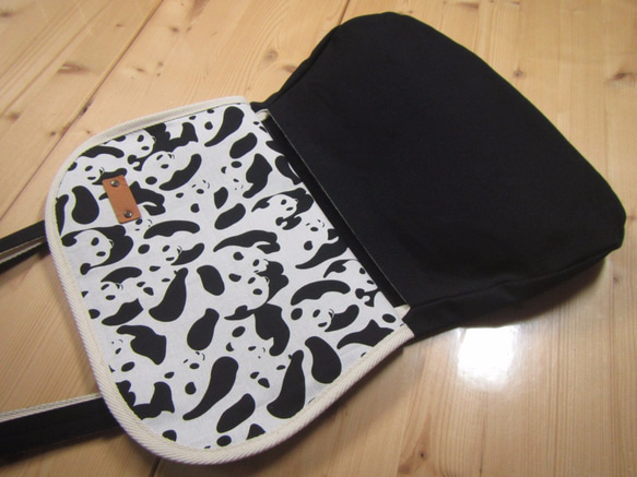 zn的-D京都曲折包帆布製作的迷你單肩包Zatsuno黑/熊貓充滿了！ 第2張的照片