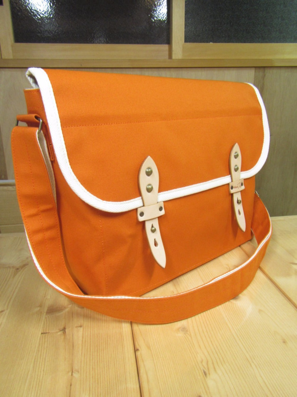 zn-A4 京都ちどりかばん 帆布製ショルダーバッグ A4型 オレンジ/北欧風花柄 5枚目の画像