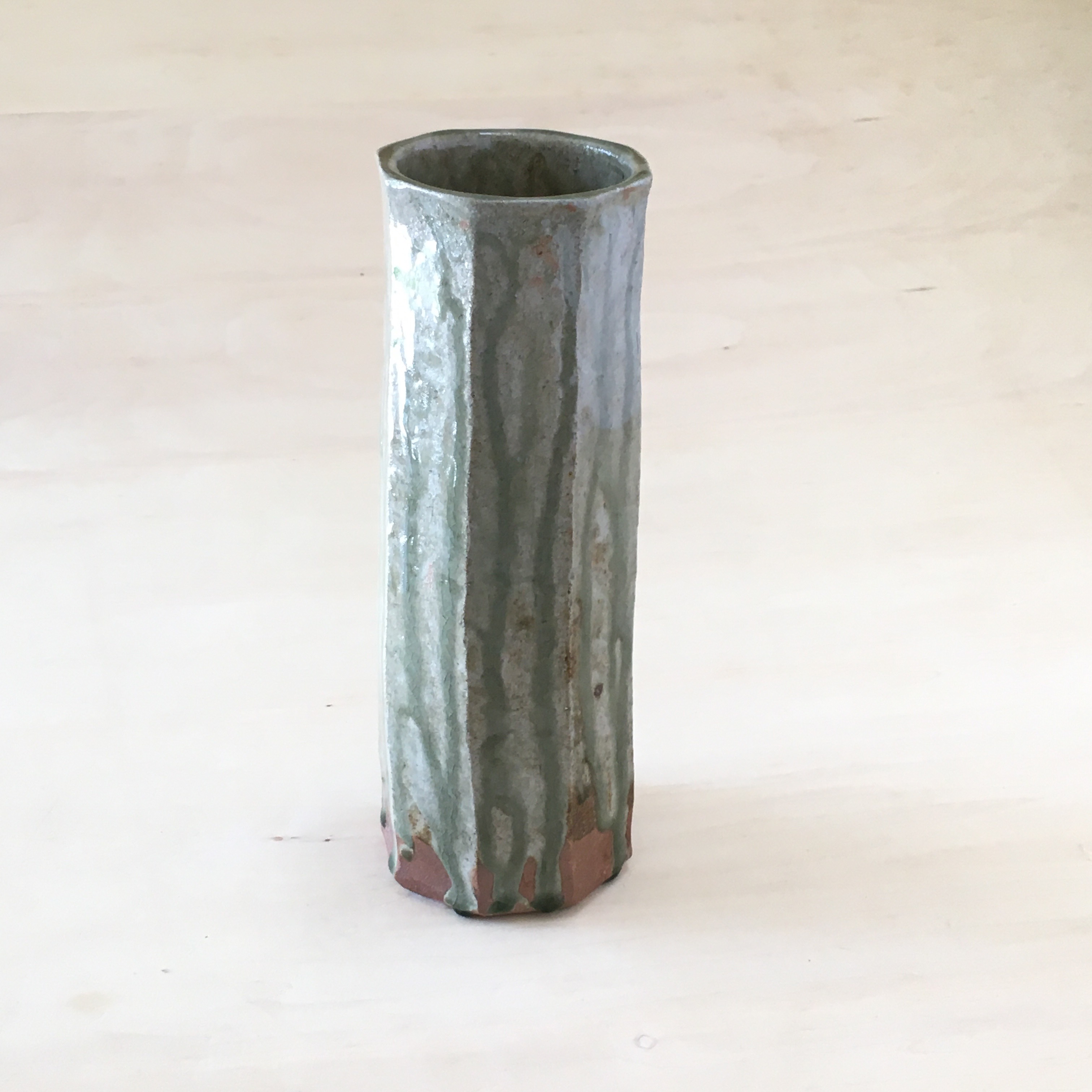 灰釉面取り花器