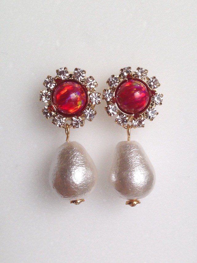 白雪姫の毒林檎？日本の技術の深い赤オパール×揺れる雫コットンパールの軽量チタンポストピアス  アレルギー配慮 送料無料
