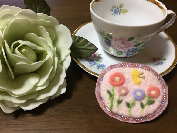 ちょうちょとお花畑のブローチ小 1枚目の画像