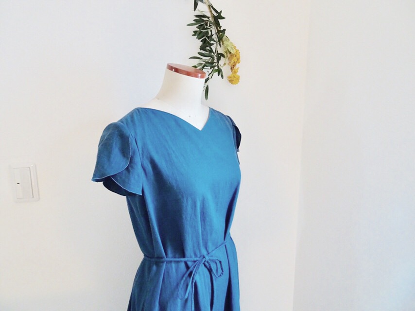 チューリップ袖の綿麻ロングワンピース ブルーグレー