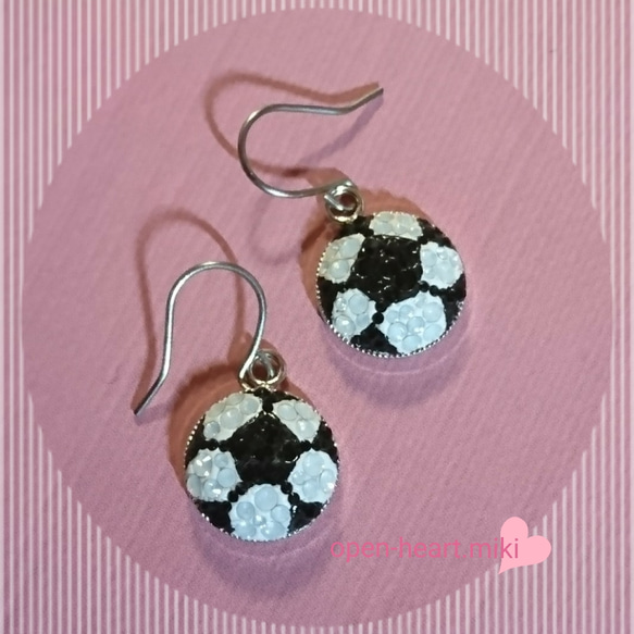 再販【送無】グルーデコ サッカーボール⚽フックピアス(チタン)スワロフスキー®クリスタル サッカー女子やママにお薦めです ピアス（フック