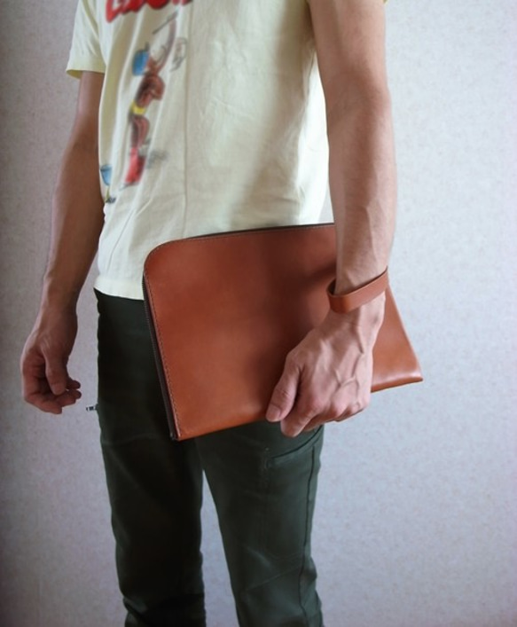 L字ファスナーのクラッチバッグ（茶色） 4枚目の画像
