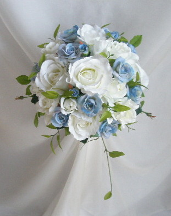 白バラとブルー小花のウエディングブーケ　 1枚目の画像