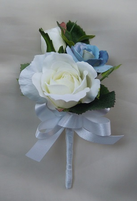 白バラとブルー小花のウエディングブーケ　 3枚目の画像