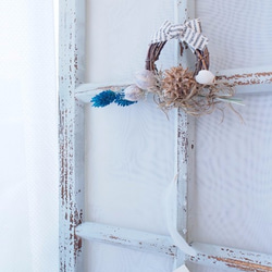ただいま送料無料☆白い羽根揺れる小さなドア飾り 1枚目の画像