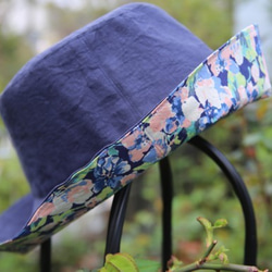 リバティの布とリネン・ブルーの帽子 1枚目の画像