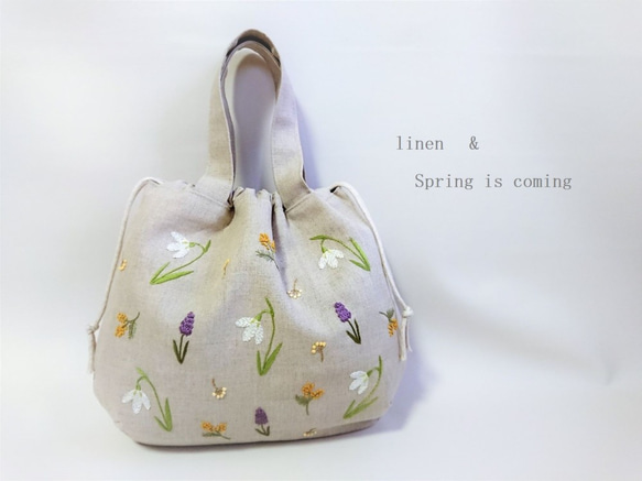 春の訪れ」リネン刺繍の巾着バッグ（スノードロップ・ムスカリ・ミモザ