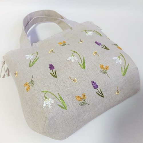 春の訪れ」リネン刺繍の巾着バッグ（スノードロップ・ムスカリ・ミモザ