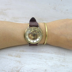 “GRANDAD-B”42mm Brass（黃銅）臼形阿拉伯數字索引手工腕錶 [JUM116] 第6張的照片