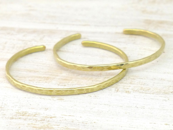 Brass Bangle 真鍮バングル 槌目テクスチャー 細身幅約3mm 1枚目の画像