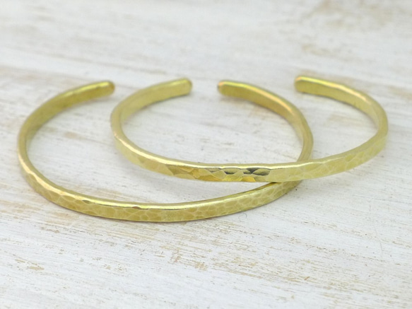 Brass Bangle 真鍮バングル 槌目テクスチャー 肉厚幅約3.8mm 2枚目の画像