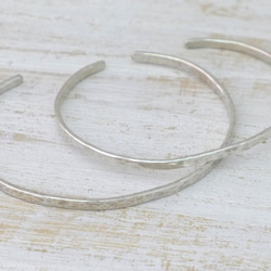 Silver925 Bangle シルバー925バングル 槌目テクスチャー 細身幅約2.5mm 1枚目の画像