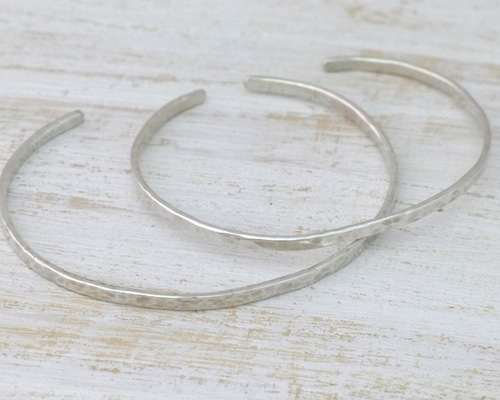 e.m. テクスチャーバングル SILVER ブレスレット 平打ちバングル(silver) | :kanasagehashi