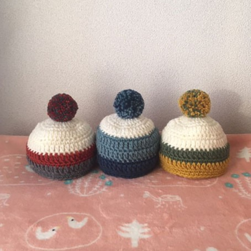 幾何学模様のニット帽 ポンポン付き 幾何学模様のニット帽 ポンポン付き