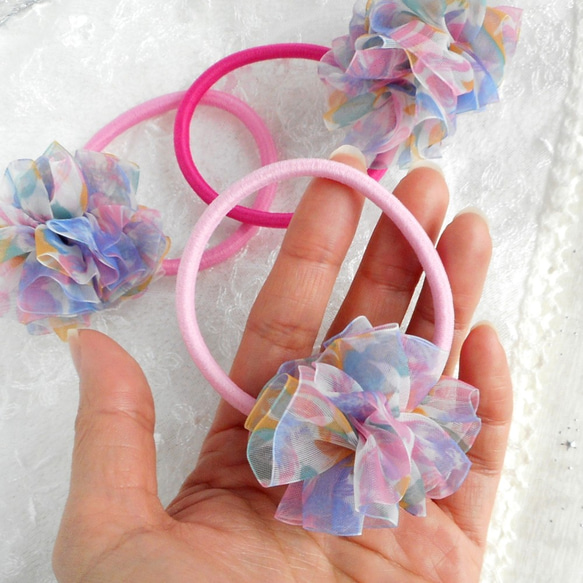 春色ピンク＆ブルーの透ける花柄リボンの華やかポンポンのキッズヘアゴム 4枚目の画像