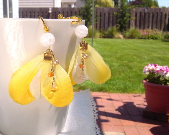水晶と鮮やかな黄色い花びらが揺れる大人可愛いイヤリング／ピアス 2枚目の画像