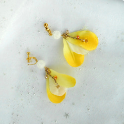 水晶と鮮やかな黄色い花びらが揺れる大人可愛いイヤリング／ピアス 3枚目の画像