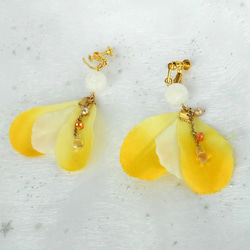 水晶と鮮やかな黄色い花びらが揺れる大人可愛いイヤリング／ピアス 4枚目の画像
