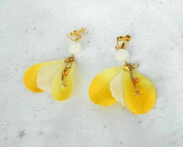 水晶と鮮やかな黄色い花びらが揺れる大人可愛いイヤリング／ピアス 4枚目の画像
