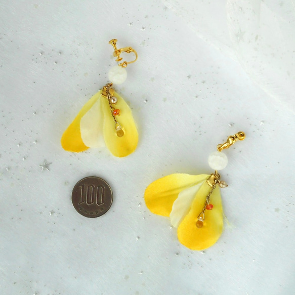 水晶と鮮やかな黄色い花びらが揺れる大人可愛いイヤリング／ピアス 6枚目の画像