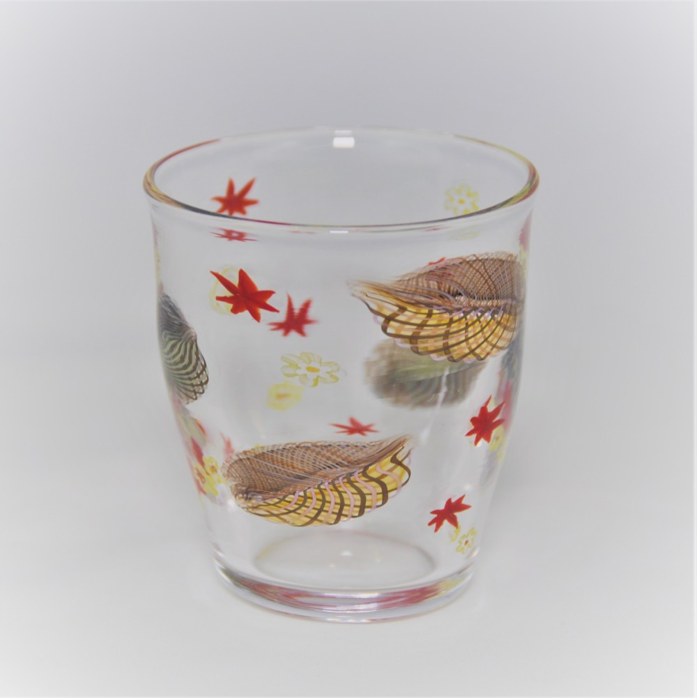 赤や黄色の落ち葉のグラス