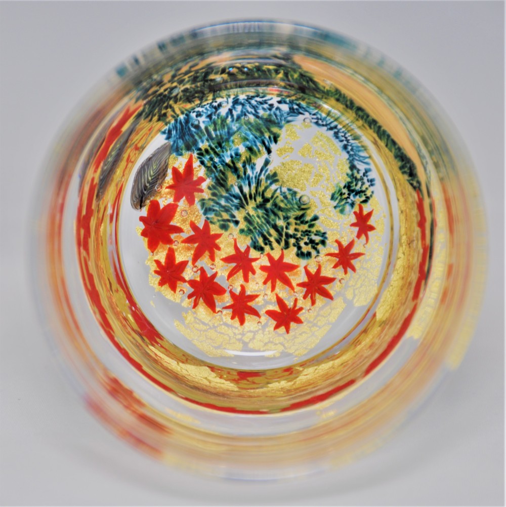 紅葉の季節に観月グラス